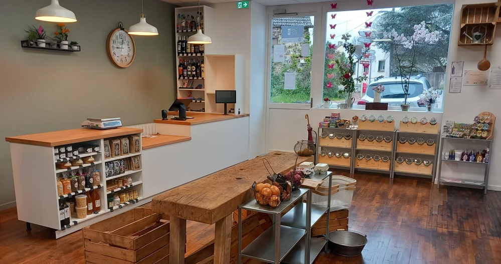 Intérieur de l'épicerie de proximité Chez la Julie à Villy-en-Auxois.