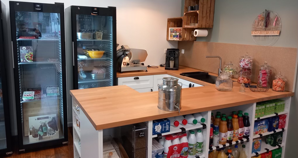 Chez la Julie, supérette de proximité locale et conviale, propose des produits de première nécessité, des produits locaux et des légumes frais.